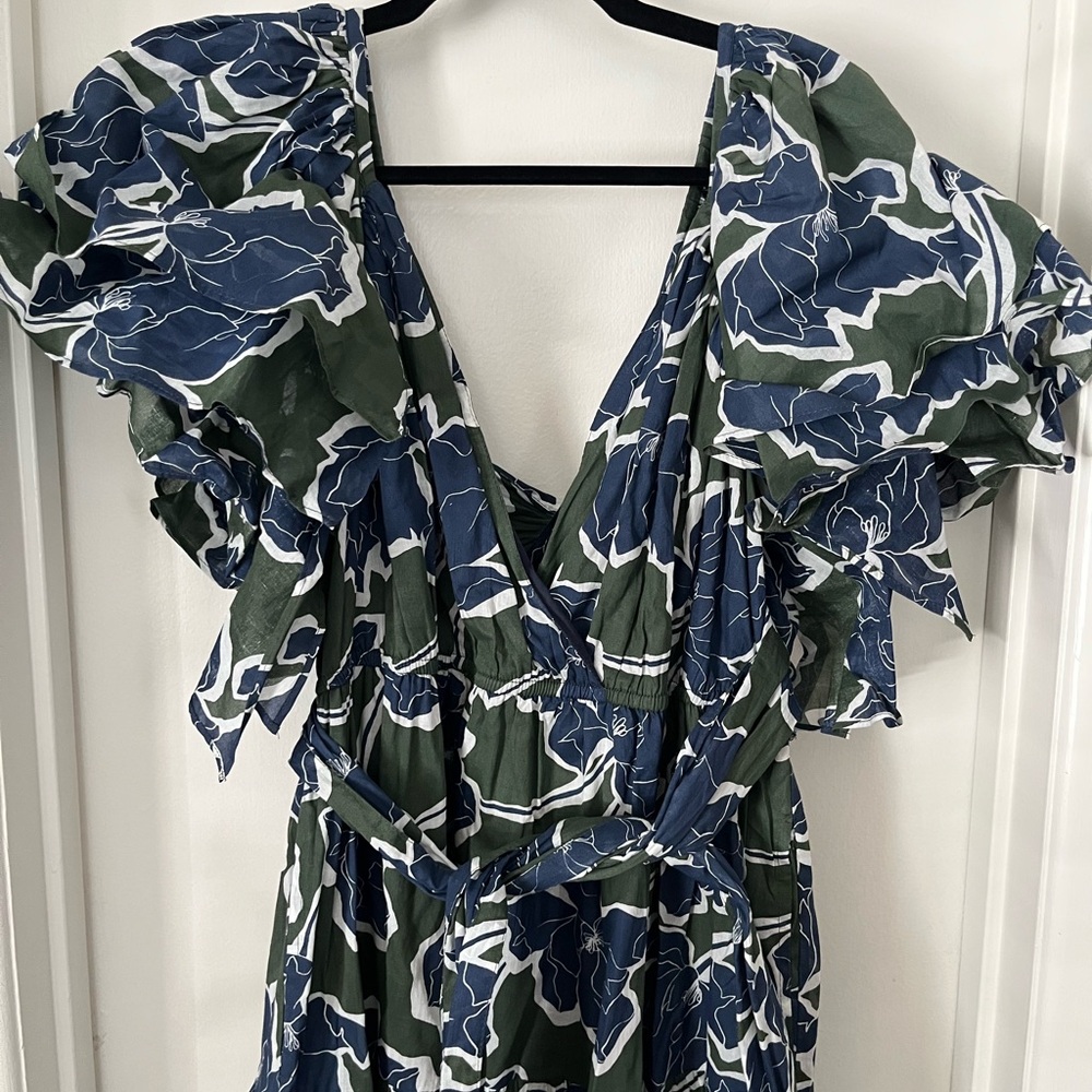 NWT wknd Floral Ruffle Sleeve Dress